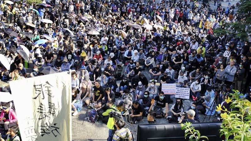 抗爭不分老青　銀髮族與學生同一陣線