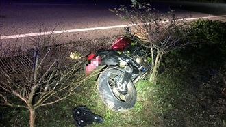 紅牌重機夜騎自摔！騎士命危送醫不治