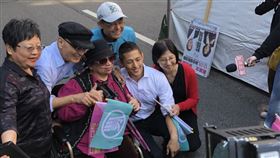 民進黨台北市第三選區立委候選人吳怡農1日上午在建國北路舉行造勢活動。（圖／吳怡農競選辦公室提供）