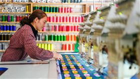 聯合國會議通過性別和婦女賦權宣言  美唯一反對聯合國亞太婦女權益審議會議11月29日通過「北京宣言25週年－促進性別平等和婦女賦權亞太部長級宣言」。據中國官媒，美國在表決中投下唯一反對票。圖為一名工作中的貴州水族婦女。（中新社提供）中央社記者周慧盈北京傳真　108年12月1日