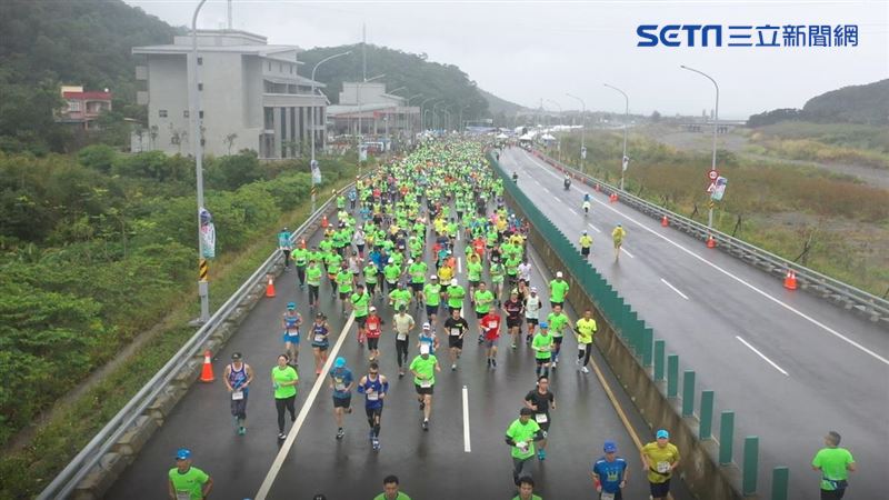 「空前絕後」南迴馬拉松　萬人雨中行