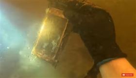 iPhone,Nokia,潛水,美國。(圖/翻攝自nuggetnoggin YOUTUBE)