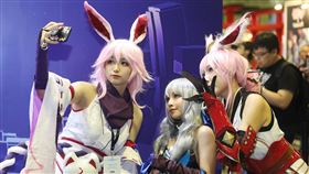 新加坡亞洲動漫展角色扮演動漫迷自拍留念新加坡亞洲動漫展，以逼真角色扮演扮相現身會場的動漫迷相互自拍留念。中央社記者黃自強新加坡攝　108年12月1日