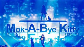 香港歌手莫文蔚11月30日在馬來西亞舉行演唱會，她連唱了近約40首歌，並在受訪時透露，明年忙完巡迴演唱會後，2021年會籌備有愛情元素的音樂劇與電影。（莫家寶貝工作室提供）中央社記者郭朝河吉隆坡傳真　108年12月1日