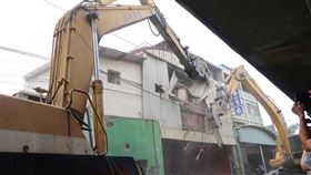 高市府拆除不法違建（1）高雄市政府8日動員機具執法拆除從事不法色情行業、且影響公共安全的違章建築，呼籲業者不要心存僥倖。中央社記者王淑芬攝  108年10月8日