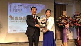 李昌鈺與妻子結婚週年　發表新書盼沒戰爭屠殺刑事鑑識專家李昌鈺（左）與妻子蔣霞萍（右）1日結婚一週年。在台北市華山園區舉行新書「克羅埃西亞槍聲」發表會中，李昌鈺說，恰好是結婚一週年，也成為彼此的週年禮物，並希望世界更美好，沒有戰爭及屠殺。中央社記者劉世怡攝　108年12月1日