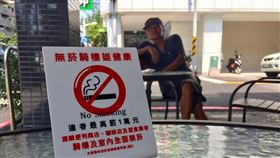 高雄市公告連鎖便利商店、咖啡店等騎樓及庇廊全面禁菸，經過3個月宣導，1日起稽查取締。（中央社檔案照片）