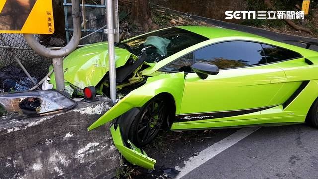 小牛「噴」了！千萬藍寶堅尼自撞護欄