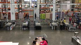 美式賣場黑色購物節登場  人潮不如往年美式賣場好市多25日起推出為期7天的黑色星期五購物節，祭出3C商品、生活用品等商品優惠。不過，或許受上班日影響，賣場一早並未如往年湧入大批人潮。中央社記者蔡芃敏攝  108年11月25日