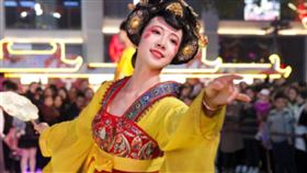 正妹,唐裝,不倒翁,大陸,舞蹈,表演,不夜城,西安,馮佳晨,隔離帶　圖／翻攝自微博