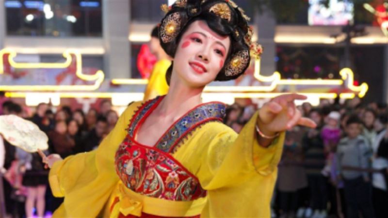 不倒翁正妹引爆遊客朝聖！素顏曝光