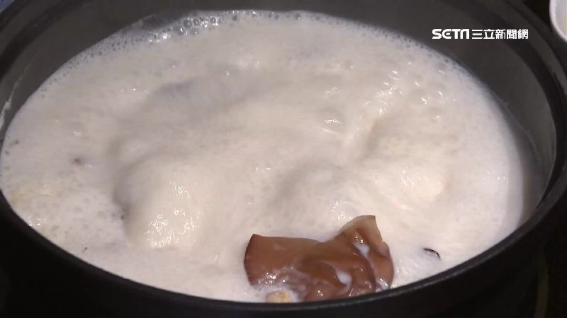牛奶鍋煮滾奶竟結塊！揭湯頭原料差異