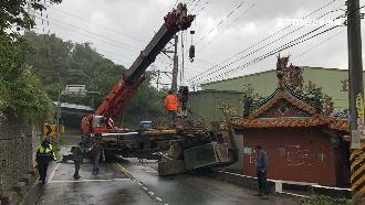挖土機滑落險砸土地公廟！驚悚畫面曝