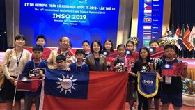 越南國際小學數學及科學奧賽　台獲4銀7銅2019年第16屆國際小學數學及自然科學奧林匹亞競賽（IMSO）11月27日至30日在越南河內舉行，台灣小學生參賽成績輝煌，獲4銀7銅。圖為中華民國駐越南副代表陳錦玲（前排右4）與代表隊合影。（越南台北經濟文化辦事處提供）中央社河內傳真　108年12月1日