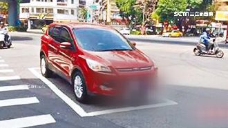 目擊駕駛嚕進去　路人喊：那是待轉格