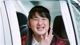 日皇德仁與皇后雅子的長女愛子（圖）1日過18歲生日，她搭車前往皇宮的途中受到民眾的祝福，搖下車窗向民眾揮手致謝。