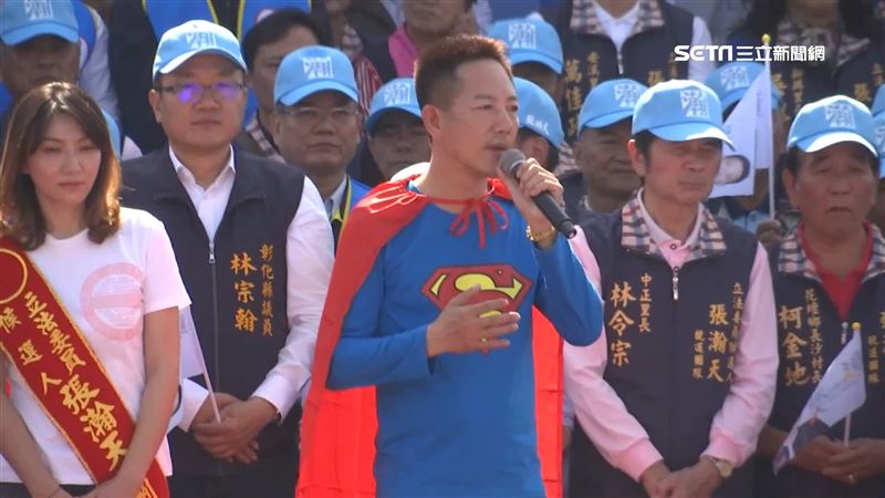 張瀚天穿超人裝誓師！藍營謝龍介力挺