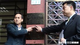 葉元之按鈴申告（圖／記者林恩如攝影）
