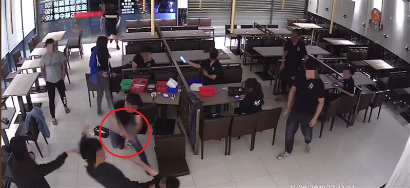 她新歡變醋男沙包！光速狂毆鋁棒消影