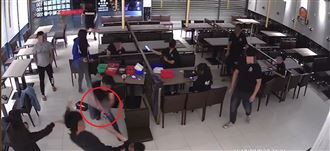 她新歡變醋男沙包！光速狂毆鋁棒消影