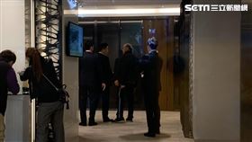 直擊！高以翔靈堂佈置中　鮮花陸續進駐⋯老闆王鈞第一到場　記者洪素津攝影