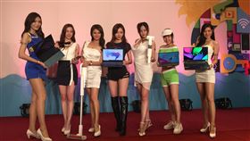 資訊月展前記者會　Show Girls秀靚品台北資訊月2日下午舉行展前記者會，現場Show Girls 秀出主要參展廠商新品。中央社記者鍾榮峰攝　108年12月2日