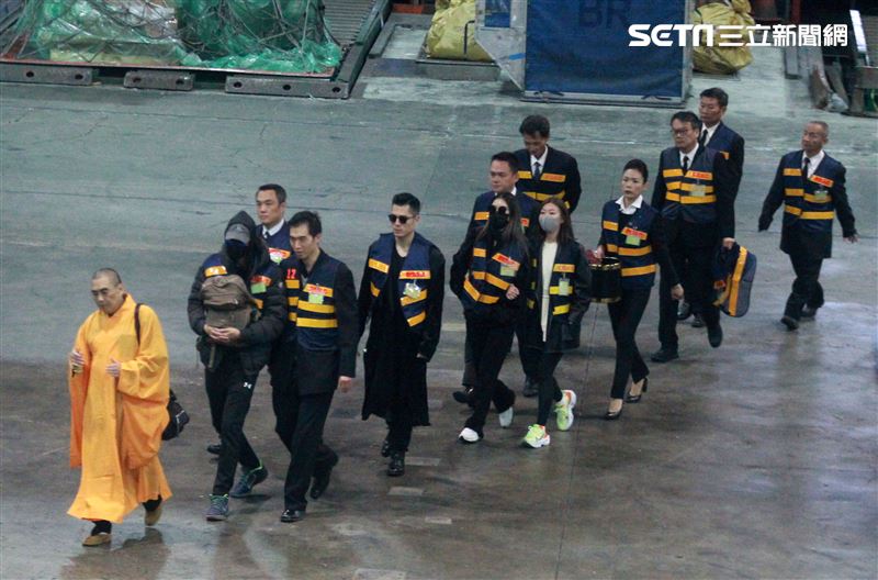 高以翔大哥、二哥、女友Bella等一行人在法師陪同下，送高以翔到一殯。（記者邱榮吉/攝影）