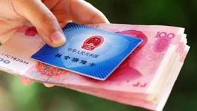 統戰第一步？中國人社部曝「惠台」政策：台人憑證可免保險（圖／翻攝自微博）