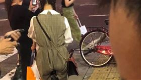 可愛少女路邊休息！驚見「巨根」沒入股間…網秒邪笑：懂坐