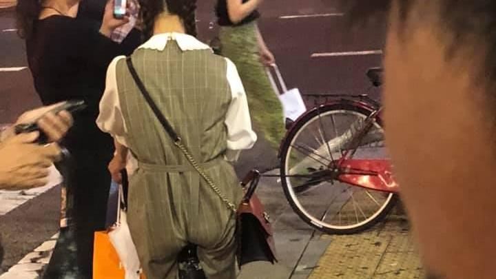 少女路邊休息！驚見「巨根」沒入股間