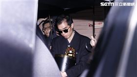 高以翔大哥捧著高以翔靈位（記者林聖凱攝影）