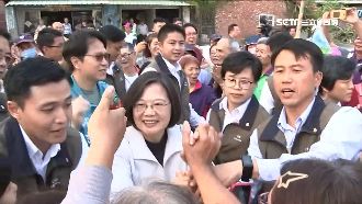 小英添親切感！紅線區隔2米變手貼手