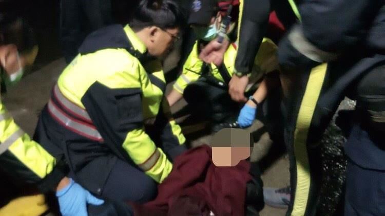 八里渡船頭汽車衝入河！車上母子脫困