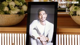高以翔靈堂布置遺照，林志玲，曾國城獻上花籃（記者林聖凱攝影）