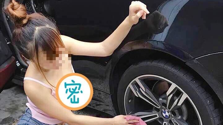 長腿妹單膝跪地擦車　雪乳快掉出背心