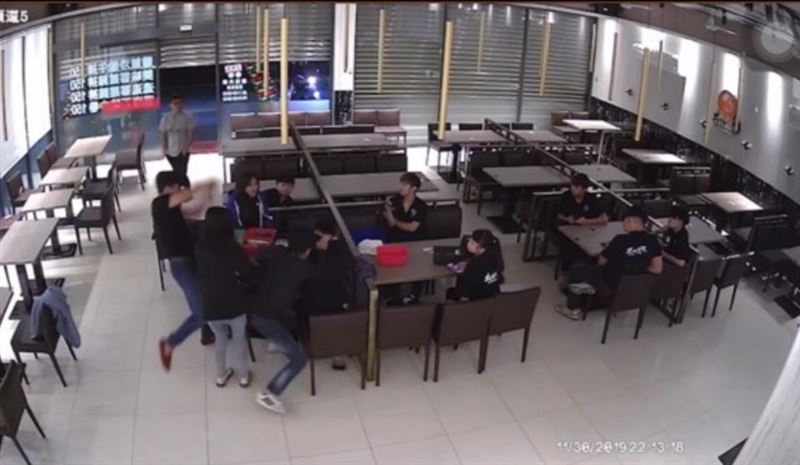 醋男眼紅前任結新歡　牛排館6打1！