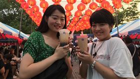 （16:9）珍奶席捲　日本進口粉圓創新高台灣國民飲料珍珠奶茶在日本引爆熱潮，作為珍奶主角的粉圓，光是今年上半年進口量及金額就創新高紀錄，其中約9成來自台灣。圖為日本女性參加在東京舉行的台灣嘉年華（Taiwan Festa）活動手拿珍奶畫面。中央社記者楊明珠東京攝　108年8月20日