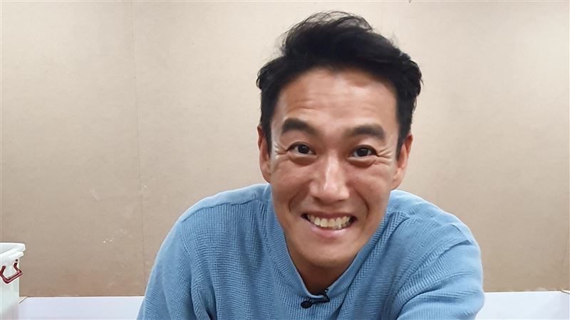整桶蟑螂倒手上！林志玲舊愛被嚇歪