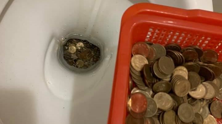 大把零錢掉馬桶　他崩潰：撿不撿？