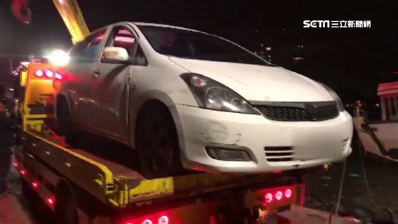 疑車內起口角！「子載母」衝進淡水河