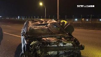疑車速過快自撞護欄！翻車2乘客輕傷