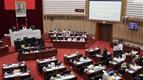 高雄氣爆裝置藝術造價受質疑　工務局赴議會說明高雄氣爆紀念裝置藝術遭質疑工程經費過高，市府工務局2日向議會進行「高雄市氣爆紀念裝置藝術詢價結果專案報告」，說明相關辦理過程。中央社記者王淑芬攝　108年12月2日