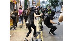 美國總統川普不顧北京反對，選在11月27日、感恩節前夕簽署「香港人權與民主法案」。圖為11月2日香港反送中集會，港警在銅鑼灣軒尼詩道追捕參與的示威者。（中央社檔案照片）