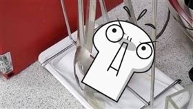 「料理鼠王」中的電影畫面沒想到竟在現實生活真實上演！一名網友在臉書表示，自己一大早到超商本來打算買茶葉蛋來吃，沒想到竟在電鍋前巧遇「料理鼠王」，當下整個滅火、食慾全失；照片一出，網友看了以後也狂喊「嘔嘔嘔」。（圖／翻攝自我是樹林人臉書）