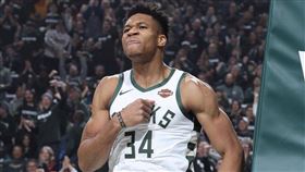 NBA／字母哥「驚天隔扣」尼克一哥
NBA,密爾瓦基公鹿,Giannis Antetokounmpo,Julius Randle
翻攝自推特