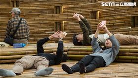 滑手機(記者陳弋攝影)
