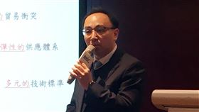 明年高科技產業前瞻趨勢  資策會MIC把脈資策會產業情報研究所（MIC）3日對於明年整體高科技產業前瞻趨勢、資訊軟體產業、資訊電子產業、以及網路通訊產業提出看法。圖為MIC資深產業顧問兼副所長洪春暉。中央社記者鍾榮峰攝  108年12月3日