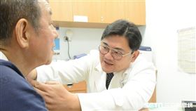 醫師魏林瑰替患者看診。（示意圖非新聞當事人／台北慈濟醫院提供）