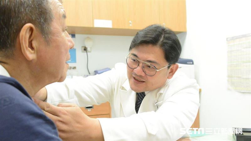 他聲音沙啞竟喉癌！取大腿皮重建食道