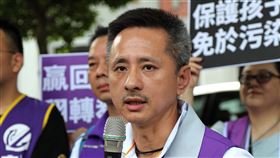 安定力量教育部前抗議（3）教育部向內政部警政署行文舉報安定力量聯盟主席孫繼正對學校現場性別平等教育散布謠言，安定力量聯盟17日到教育部抗議，主席孫繼正（圖）要求潘文忠辯論。中央社記者張皓安攝  108年6月17日